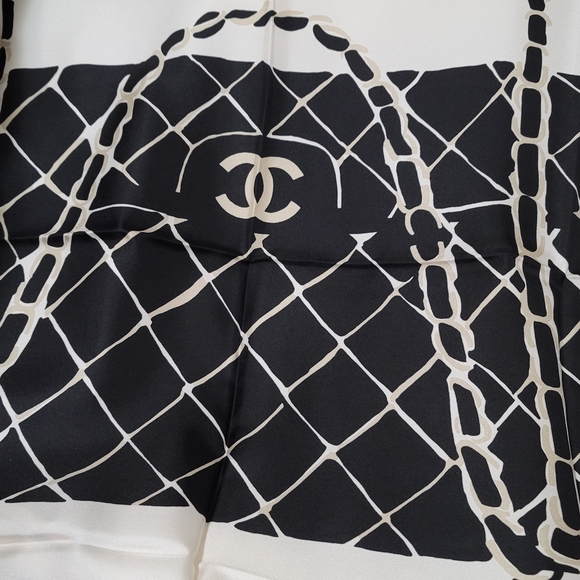 Sold‼️🌟Host Pick🌟Chanel scarf size 90×90cm(in) - Picture 8 of 11